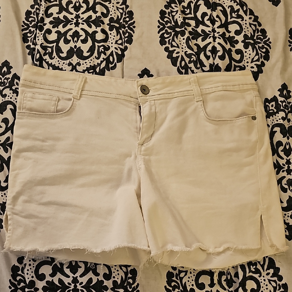 Ashley By 26 International Cream Frayed Hem Denim Shorts